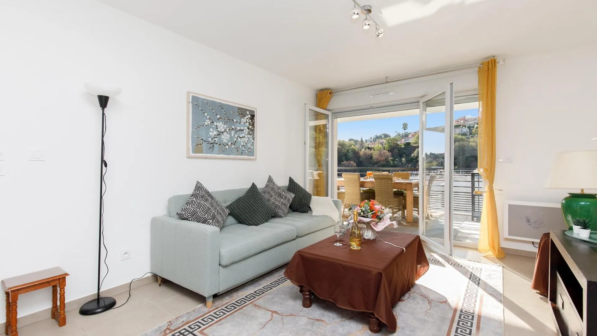 Lovely 2 Bedroom Condo With Pool Vallauris