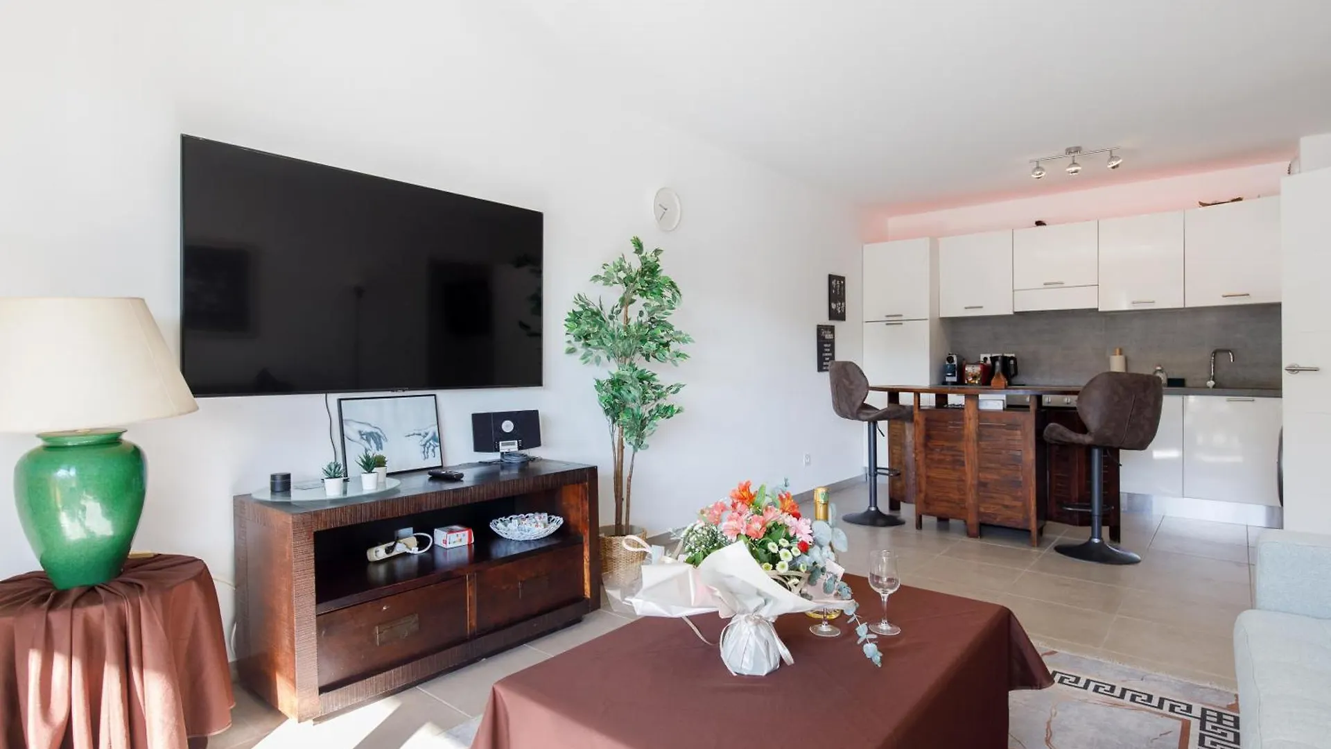 Lovely 2 Bedroom Condo With Pool Vallauris Apartament